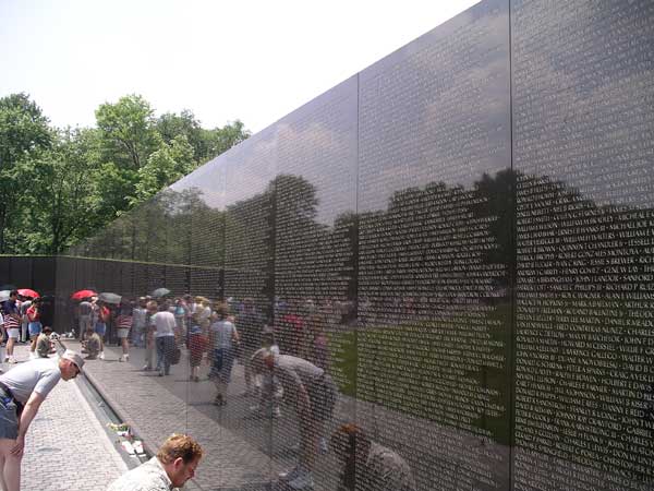 Vietnam Veterans Memorial: Washington Dc A Travel Guide For Our Nation